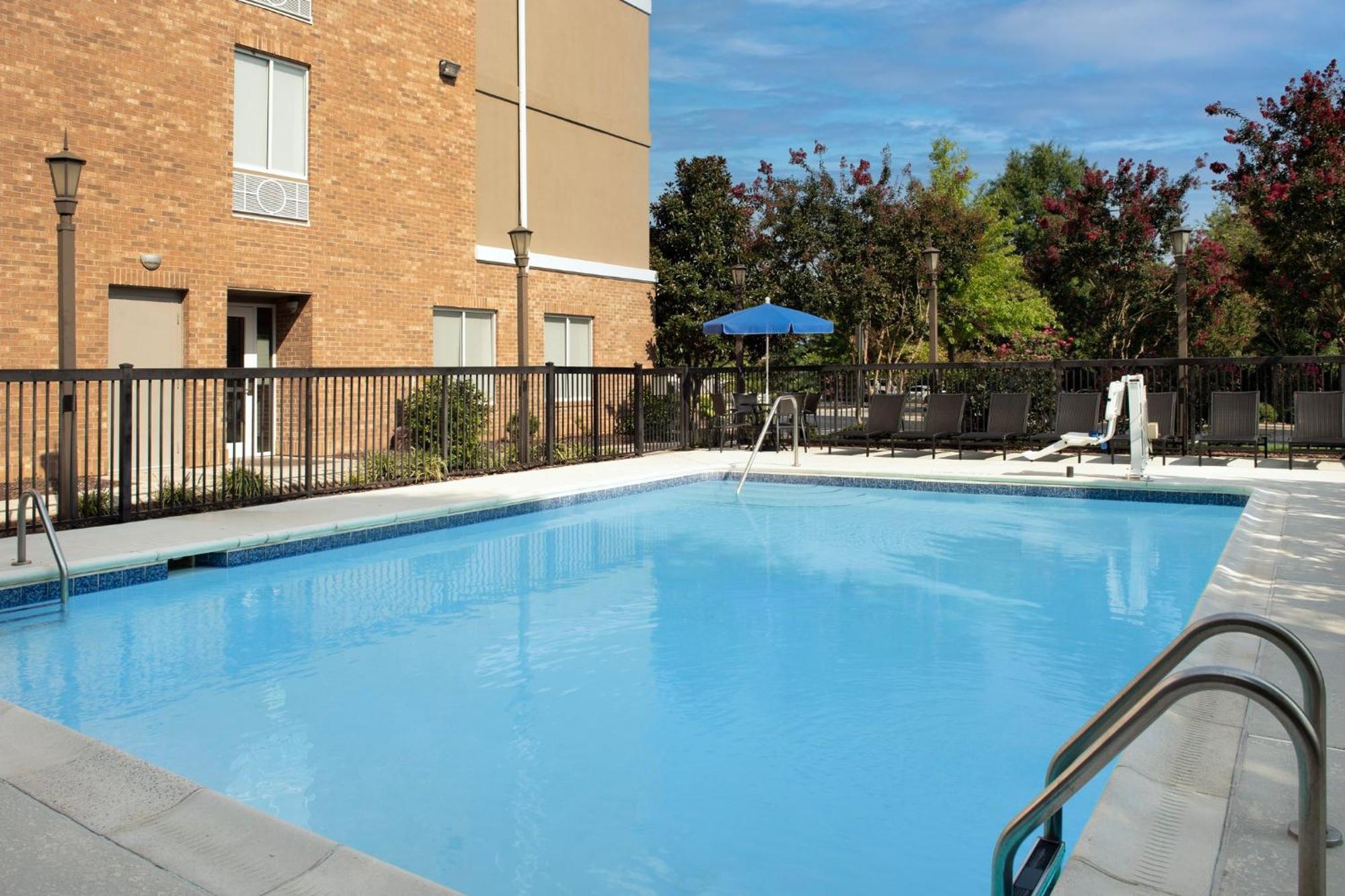 Holiday Inn Express Hotel & Suites Greensboro - Airport Area By Ihg Exteriér fotografie