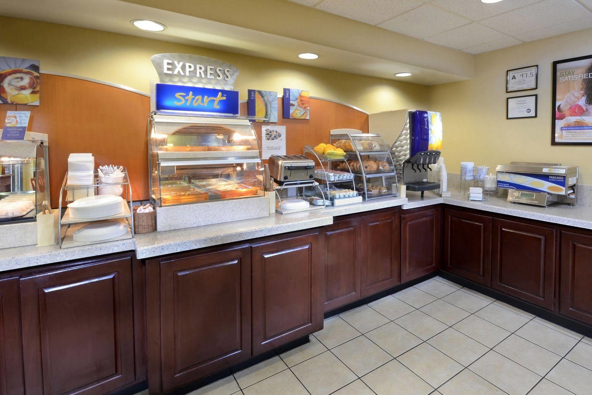Holiday Inn Express Hotel & Suites Greensboro - Airport Area By Ihg Exteriér fotografie