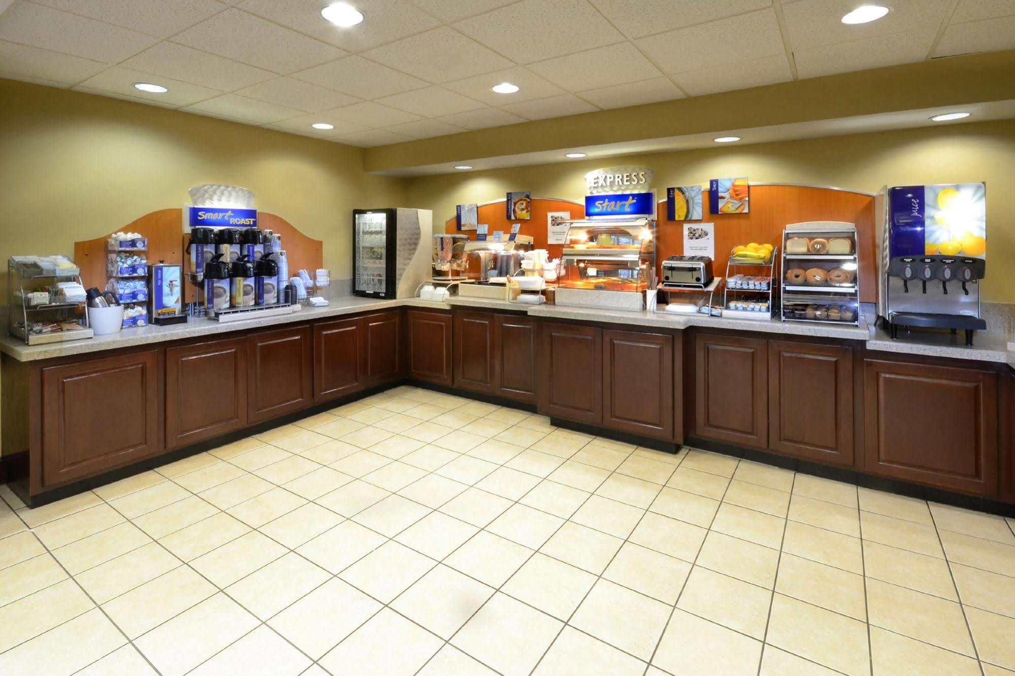 Holiday Inn Express Hotel & Suites Greensboro - Airport Area By Ihg Exteriér fotografie